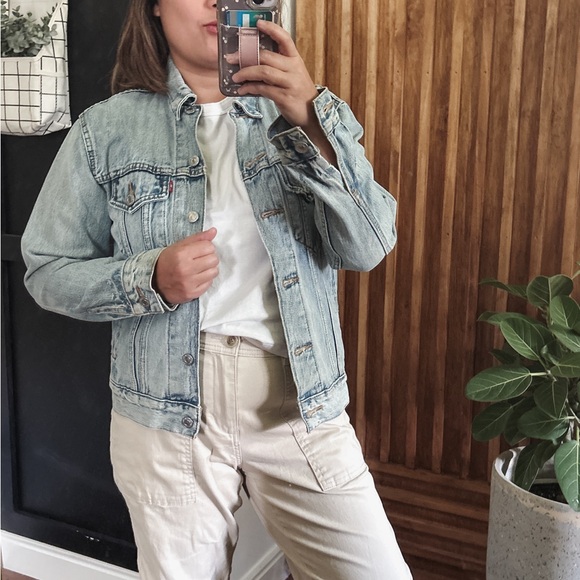 Levis Medium Light Wash Jean Jacket. Size S - Picture 11 of 11